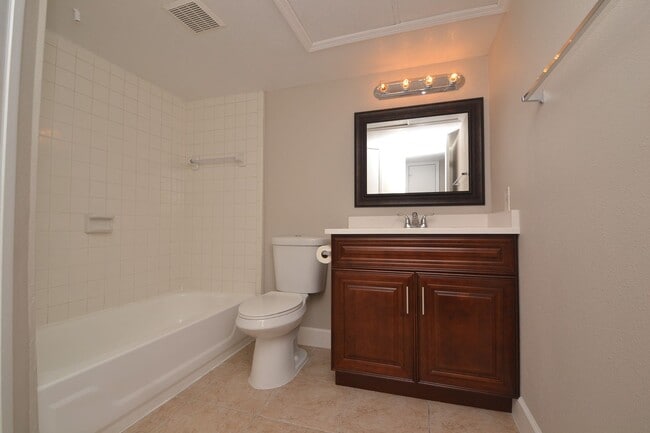 Building Photo - 1/1 Condo in Altamonte Springs ~ Gated Lak...