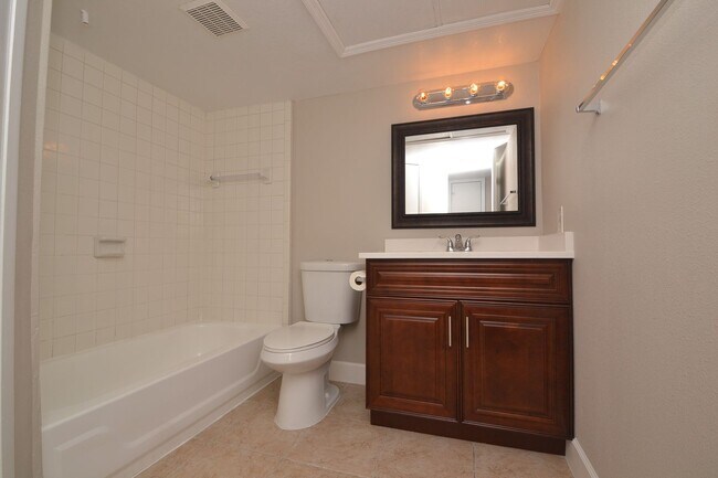 Building Photo - 1/1 Condo in Altamonte Springs ~ Gated Lakefront Community ~ LVP Flooring & Updated Kitchen/Bath!