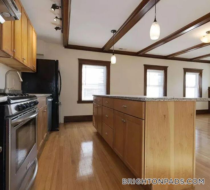 Building Photo - 34 Bentley St