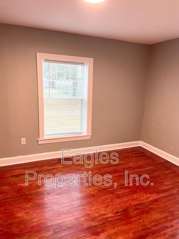 Building Photo - 104 Lane St