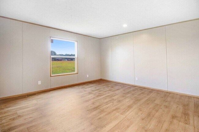 Building Photo - SPACIOUS 4 BR | 3 BA HOME W/ PLENTY OF PRI...