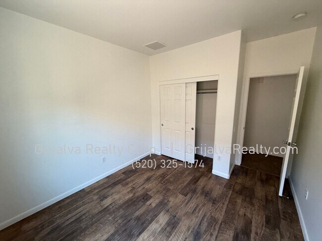 Building Photo - 880 West Calle Valenciana