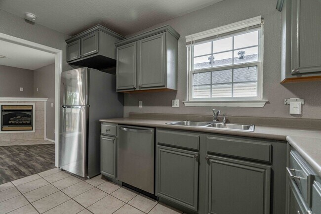 Building Photo - Spacious 3-Bedroom Home in Bentonville’s Eagle Crest Estates – First months rent 50% off!