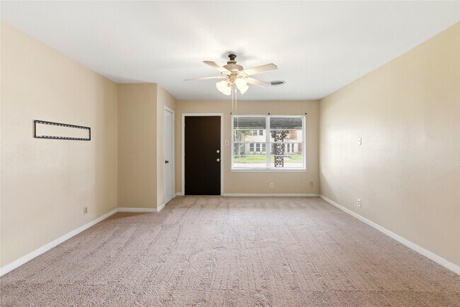Building Photo - 8406 Highcrest Dr