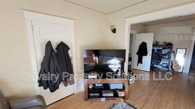 Building Photo - 617 E 8th St