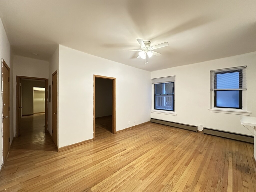 Building Photo - 634 W Barry Ave