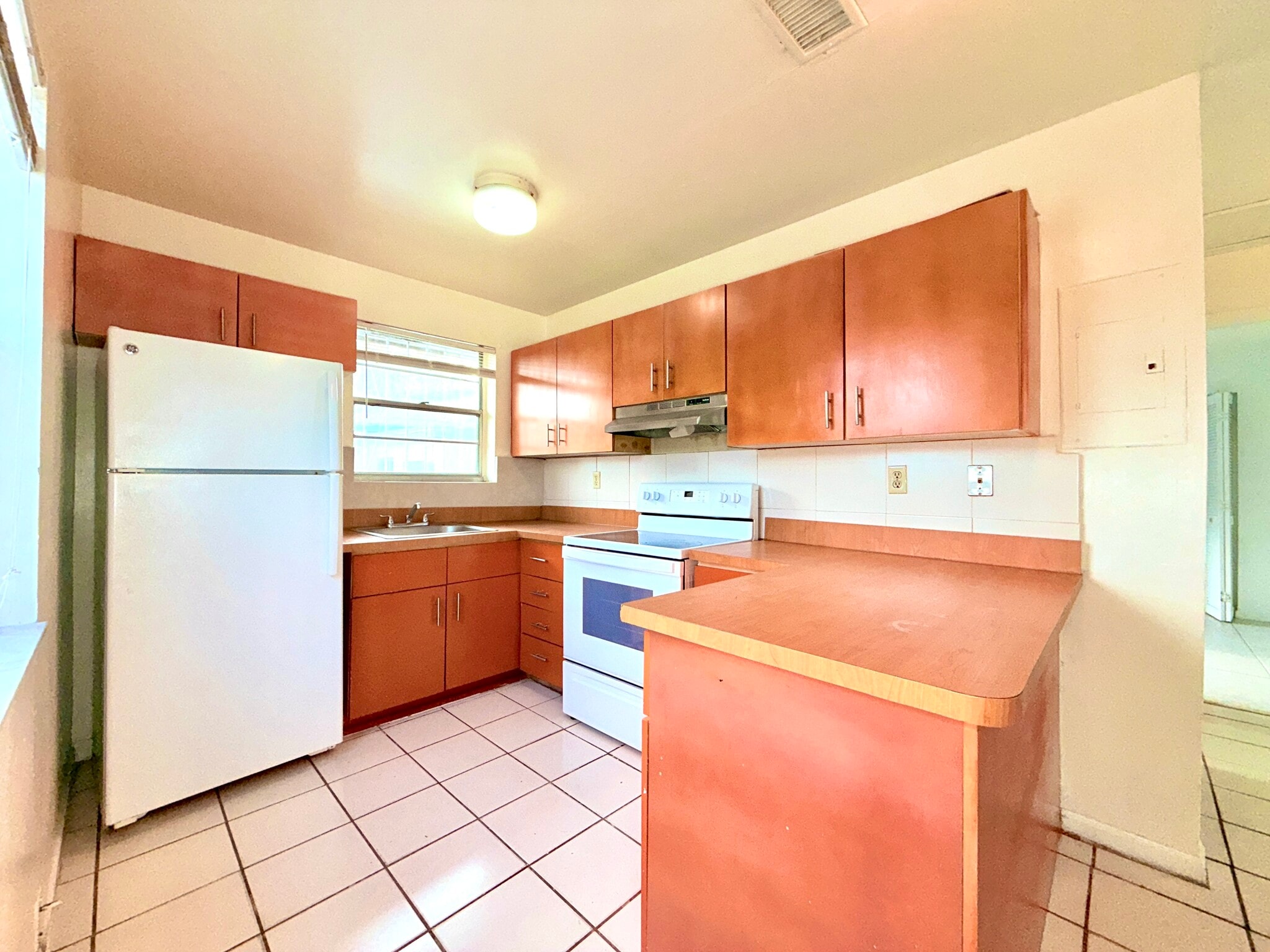 Building Photo - 800 NE 14th St