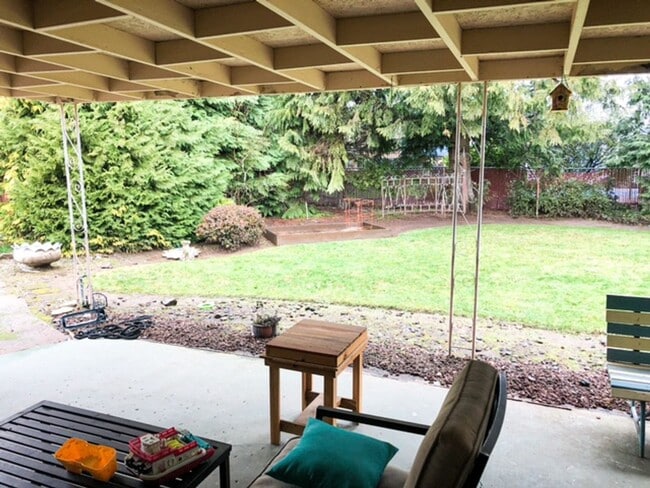 Building Photo - Great location in Milwaukie, OR! 3 bedroom...