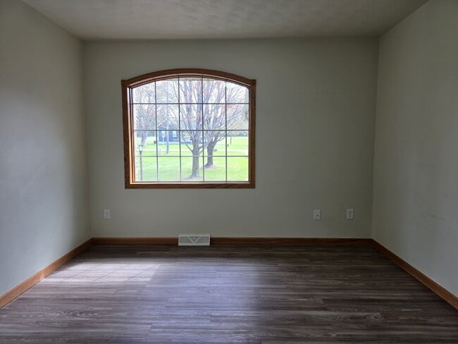 Building Photo - Multi generational Home New London