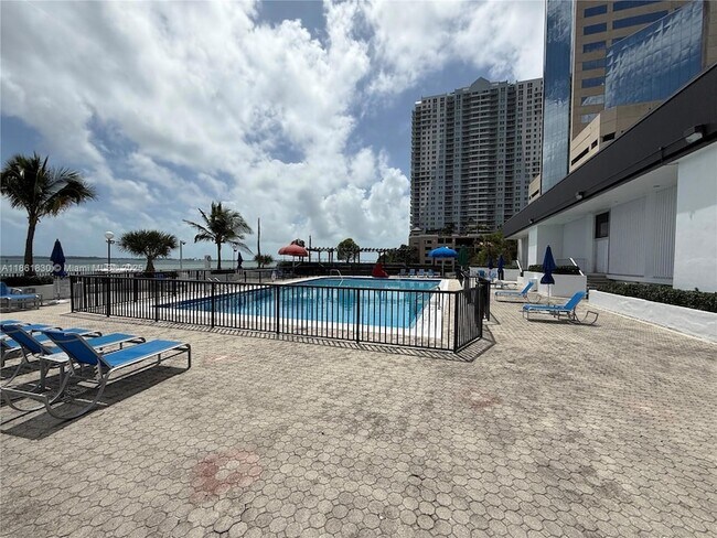 Building Photo - 801 Brickell Bay Dr