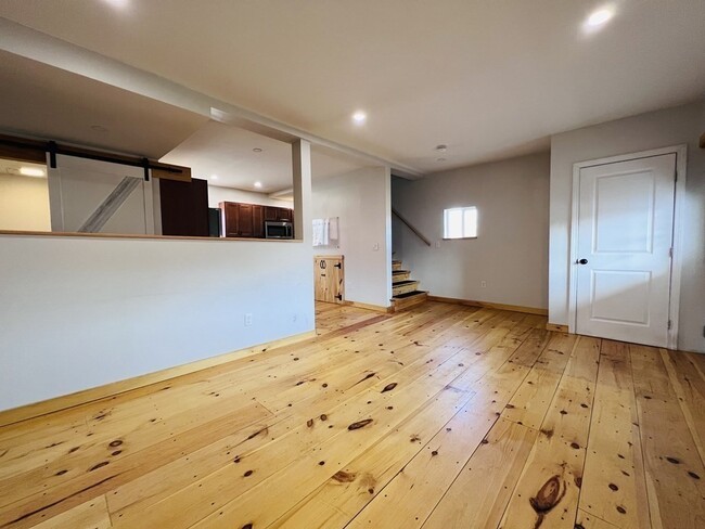 Building Photo - 88 Miller St