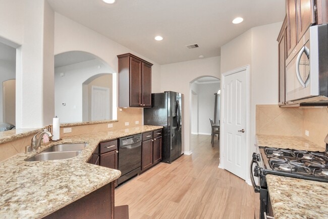 Building Photo - 2703 Lakecrest River Dr