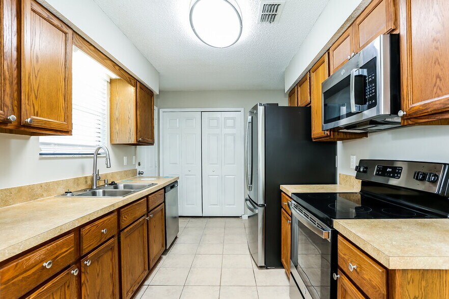Building Photo - 8804 Falcon Trace Dr S