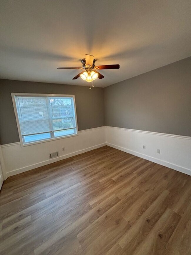 Building Photo - Updated Remodeled Large Open Split-Level Home with Full Finished Basement!