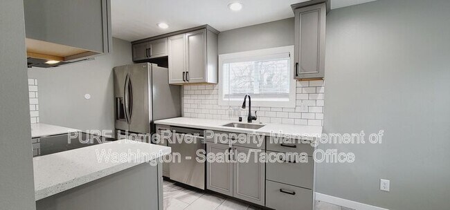 Building Photo - 3216 E Roosevelt Ave