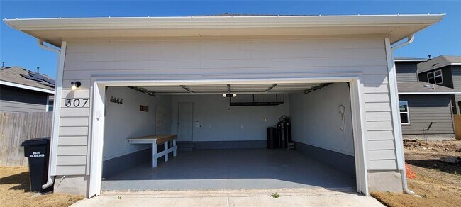 Building Photo - 307 Charter Oak Dr