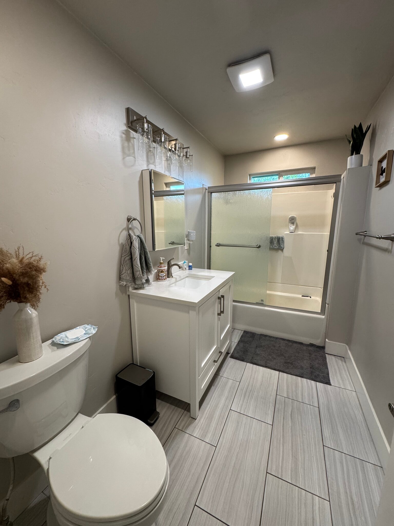 Building Photo - 3677 Lakeshore Blvd