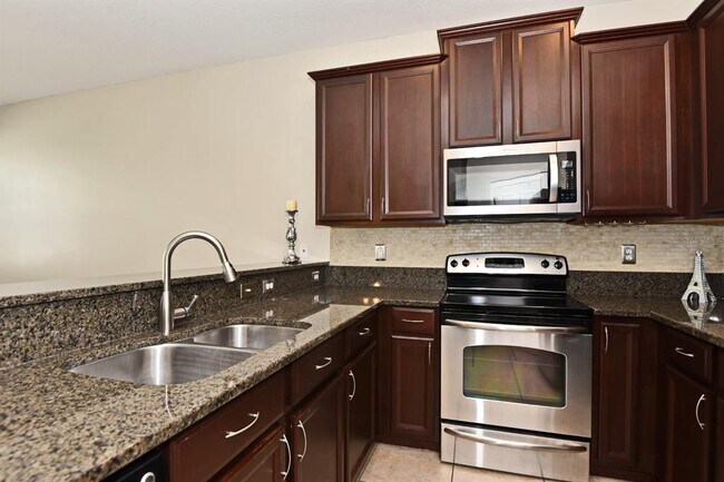 Building Photo - 807 Featherstone Ln