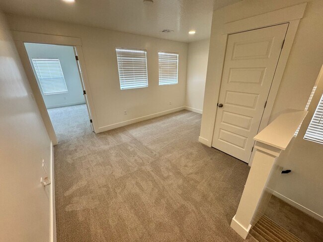 Building Photo - Beautiful 3 bed 2.5 bath Home!