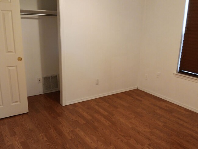 Building Photo - 3 Bedroom, 2 Bathroom Home! Schedule a Showing!