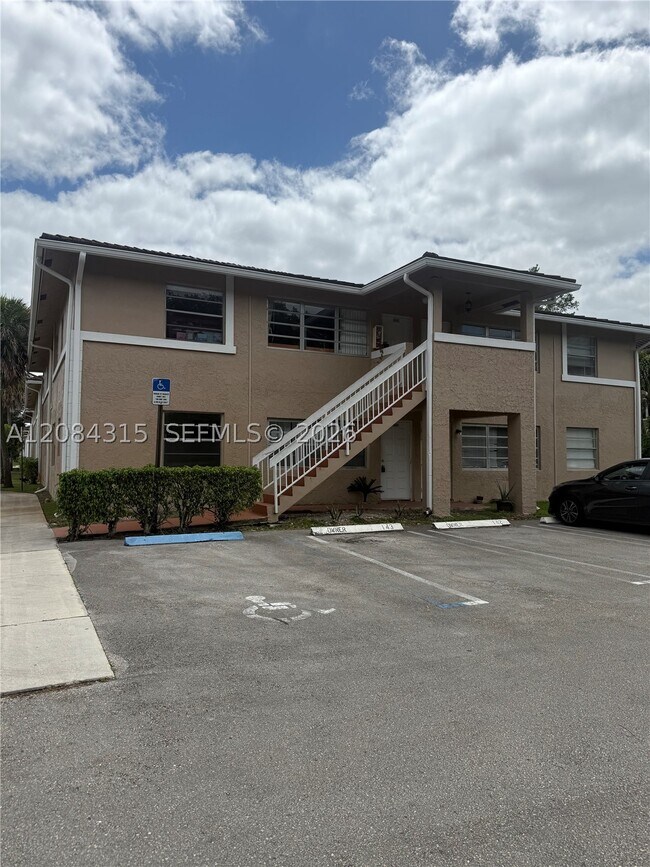 Building Photo - 10228 Twin Lakes Dr