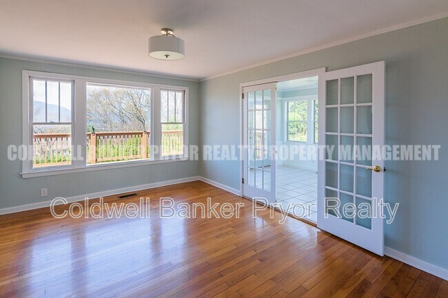 Building Photo - 323 Walsh Rd