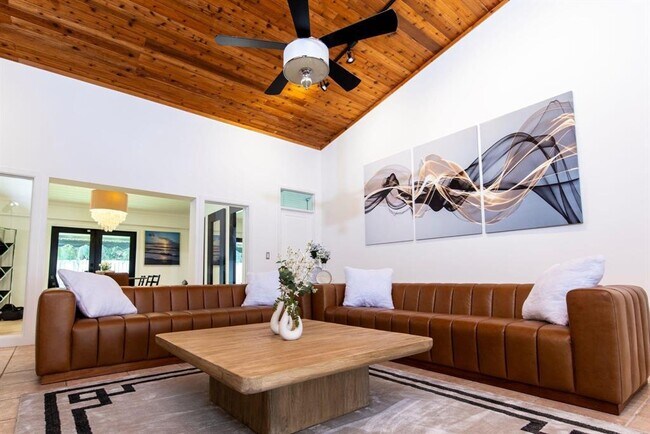 Building Photo - 222 N Tradewinds Ave