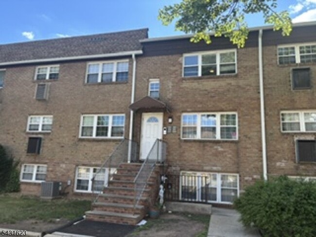 Building Photo - 392 College Dr