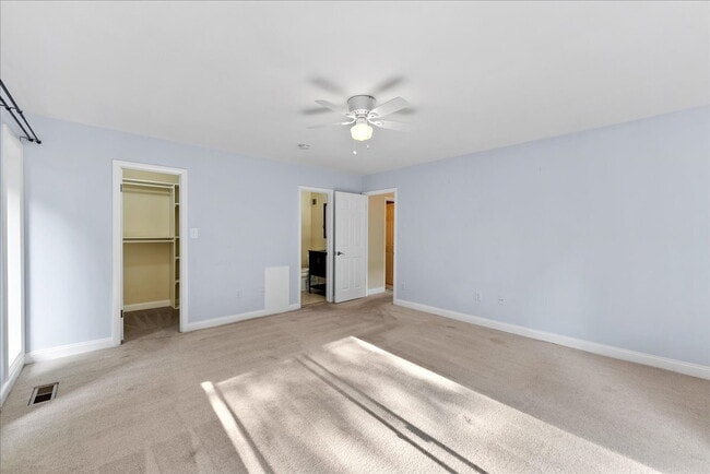 Building Photo - "Luxurious Reston Retreat: Spacious 2400 S...