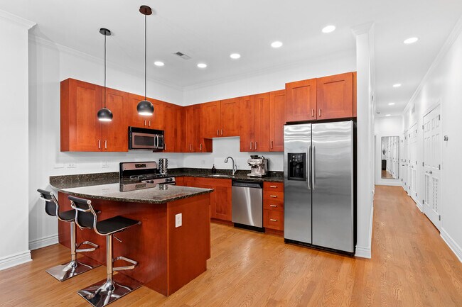 Building Photo - 1441 N Wicker Park Ave