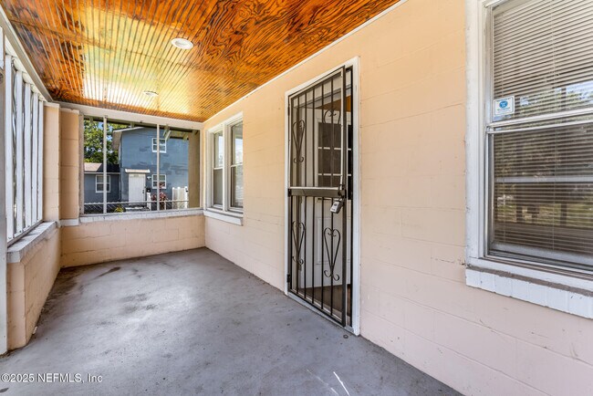 Building Photo - 1018 W 23rd St