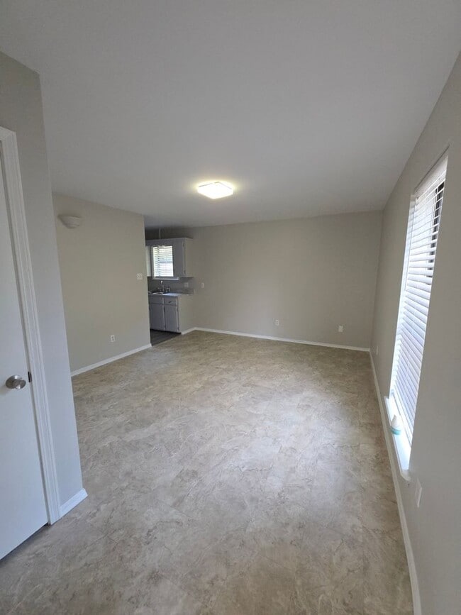 Building Photo - 600-604 East 7th