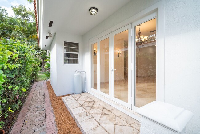 Building Photo - 1135 Asturia Ave