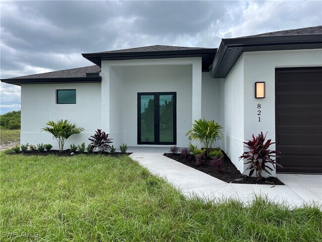 Building Photo - 821 Newell St E