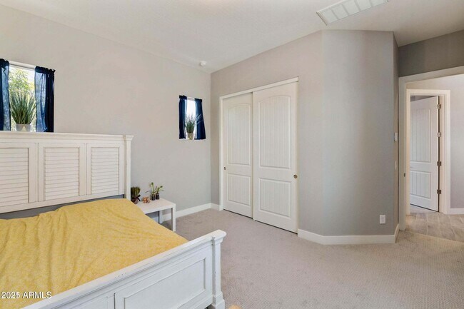 Building Photo - 3862 E Bart St