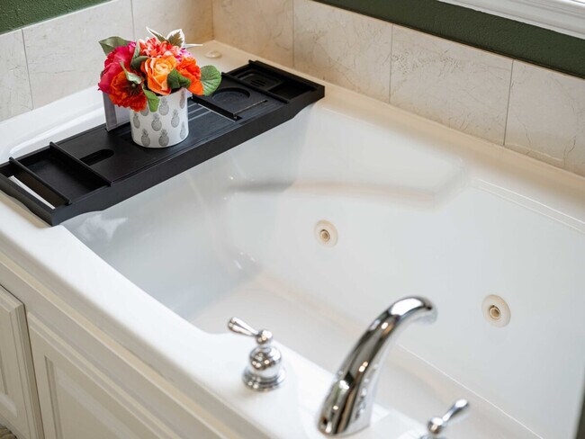 Building Photo - 1802 NW Mustang Ave