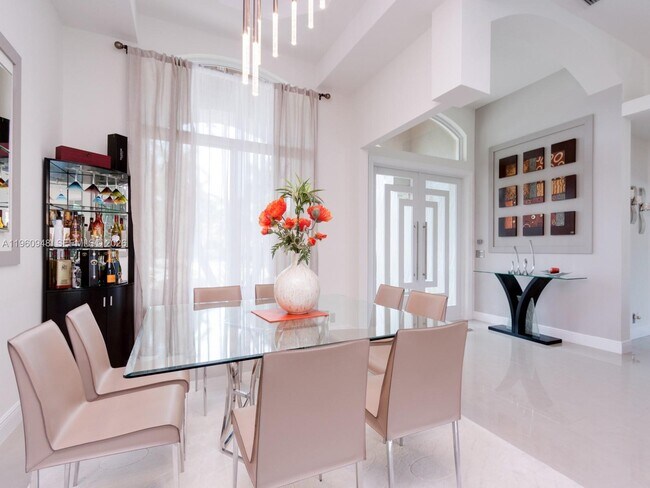 Building Photo - 2550 Jardin Manor