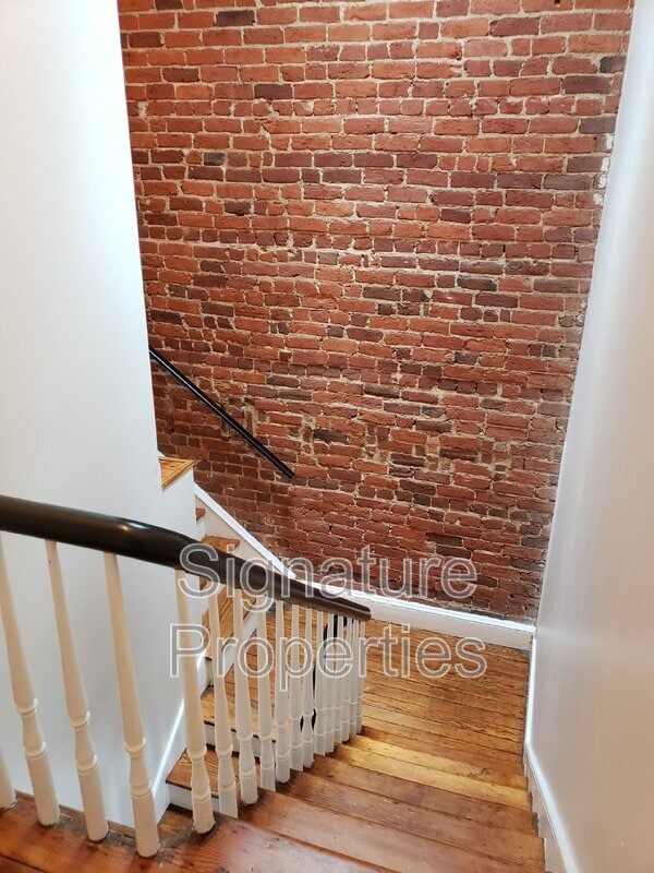 Building Photo - 303 W Clay St