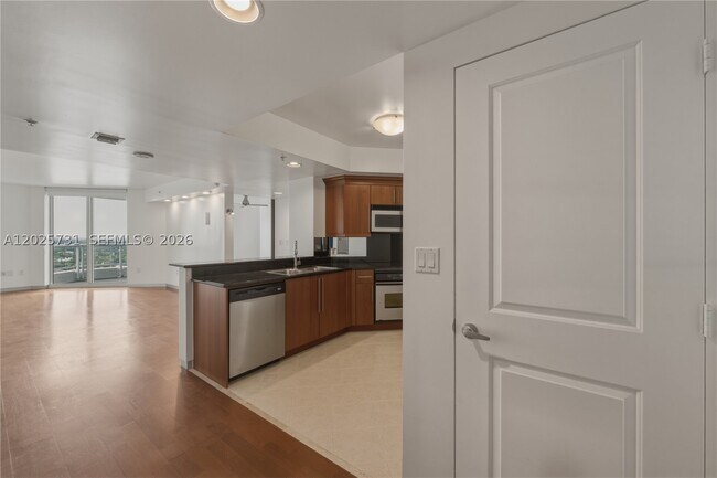 Building Photo - 401 SW 4th Ave