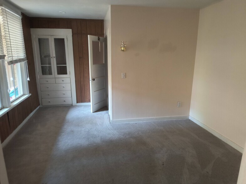 BED ROOM - 631 Canal St