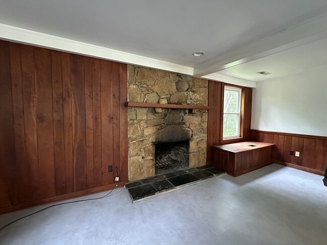 Building Photo - Garth Road House!