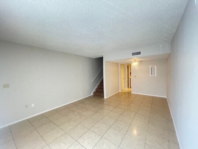 Building Photo - 1/1.5 Townhome in Gated Community! -- Appl...
