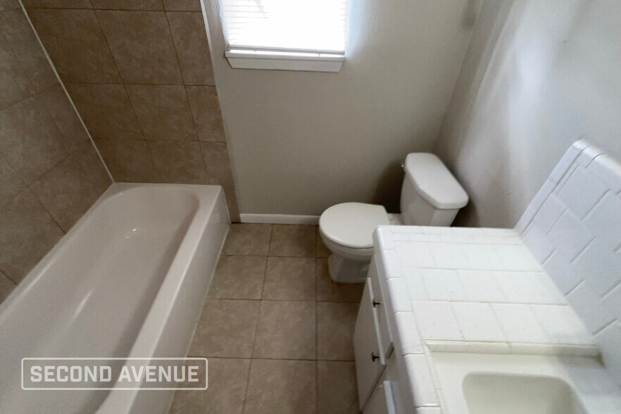 Building Photo - 3422 Hurlingham St