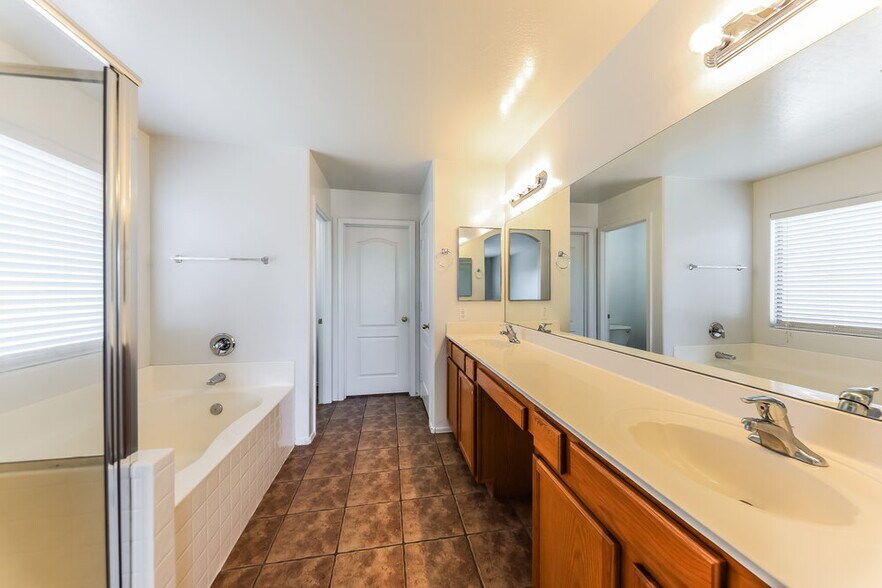 Building Photo - 14807 W Larkspur Dr