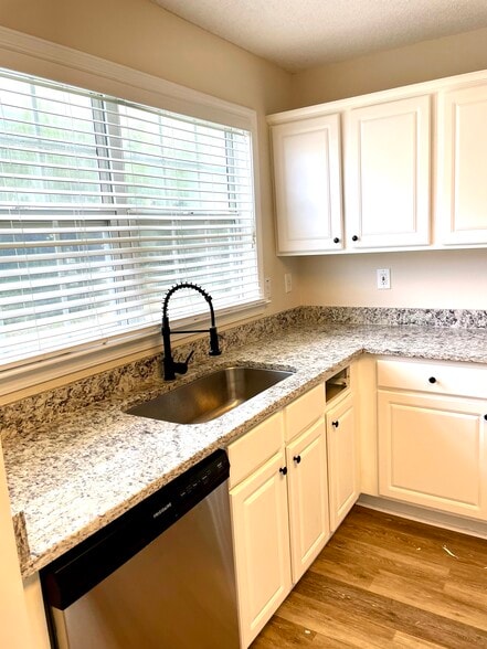 Building Photo - 2419 Traywick Chase