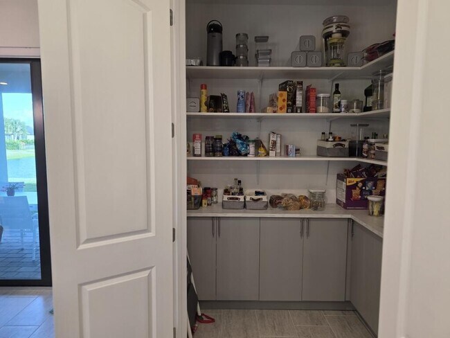 Building Photo - 527 SE Vallarta Dr