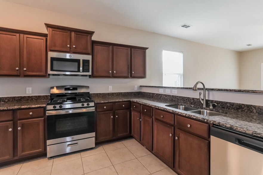 Building Photo - 2120 Foxglove Ct