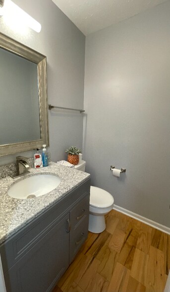 Building Photo - 264 Lyn Gardens Way