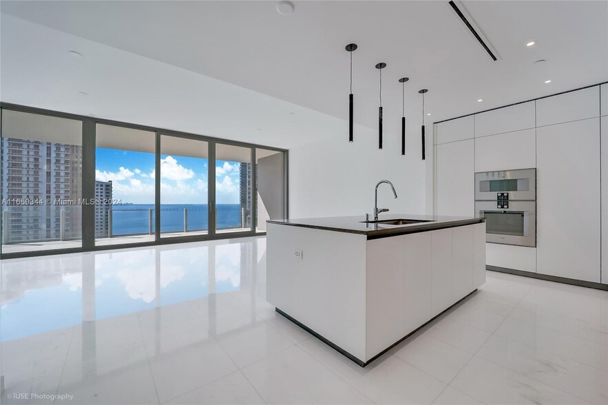 Building Photo - 300 Biscayne Boulevard Way