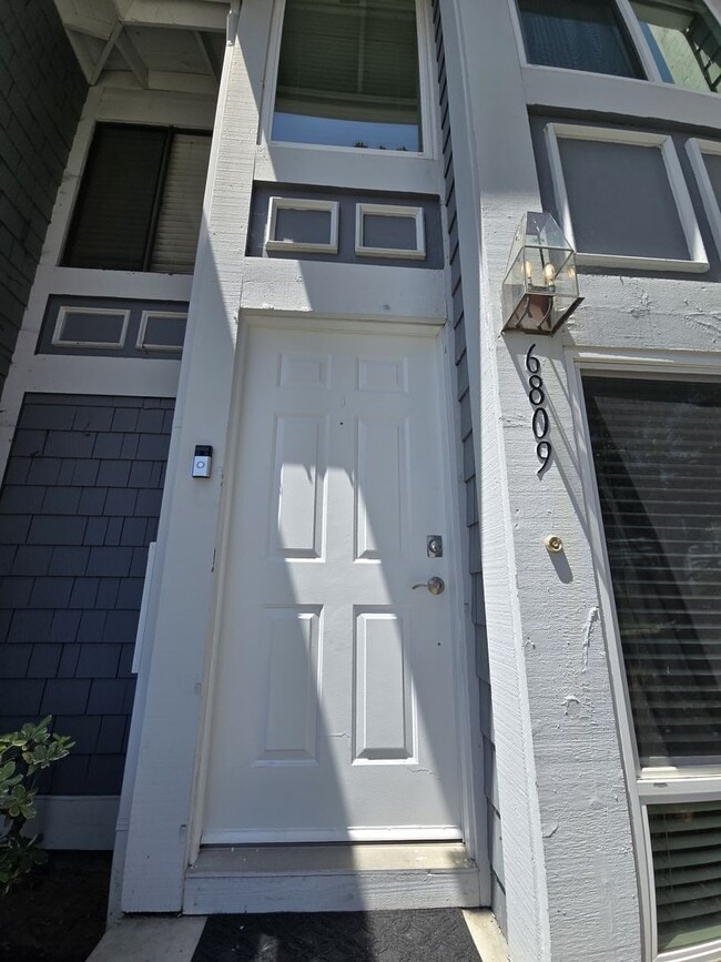 Building Photo - Coastal Living: 2-Bed, 1.5-Bath Townhome w...